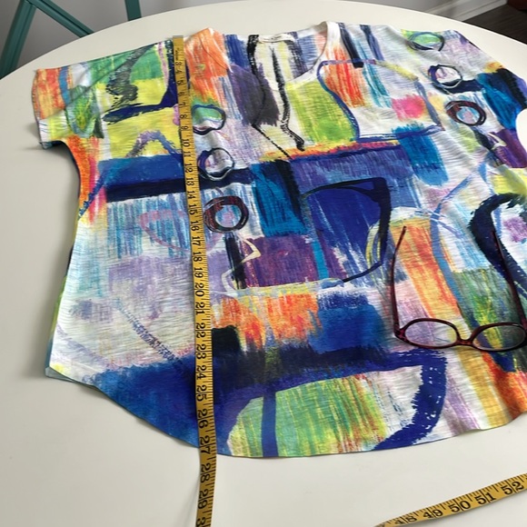 Jess & Jane Multi-Color Burnout Abstract Paint Print V-Neck round hem Tee- Large - Picture 8 of 9